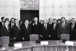 Серікболсын Әбділдин (сол жақта бірінші) мен Нұрсұлтан Назарбаев (сол жақтан санағанда үшінші тұр) ТМД құру туралы жиында. Алматы, 21 желтоқсан 1991 жыл.