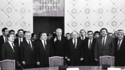 Серикболсын Абдильдин (первый слева в первом ряду) и Нурсултан Назарбаев (третий слева в первом ряду) на встрече, посвященной образованию СНГ. Алматы, 21 декабря 1991 года.