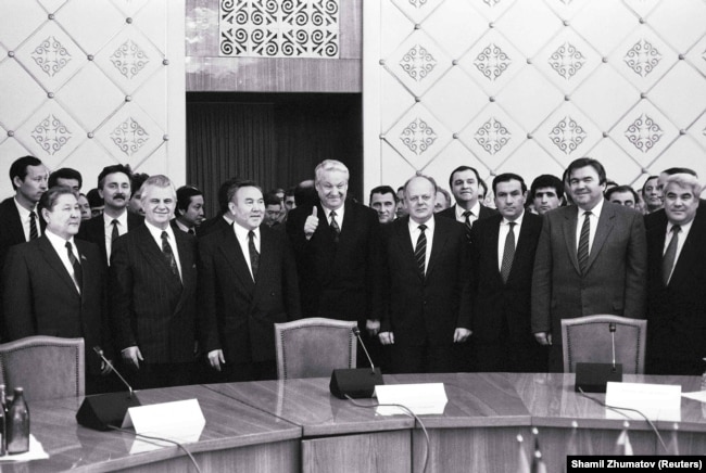 Serikbolsyn Ábdildın (sol jaqta birinshi) men Nursultan Nazarbaev (sol jaqtan sanaǵanda úshinshi tur) TMD qurý týraly jıynda. Almaty, 21 jeltoqsan 1991 jyl.