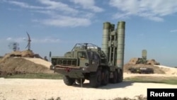 Сириядағы Хмеймим әскери базасында тұрған ресейлік S-400 әуе қорғанысы жүйесі. (Көрнекі сурет.)