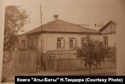 Будинок, в якому народився Леонід Биков. Фото з книги "Аты-баты..." Н.Тендора