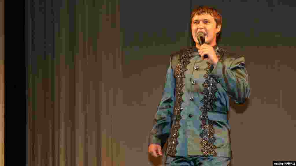 "Татар моңы" лауреаты Азат Фазлыев җырлый