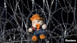 Плюшевая игрушка на проволочном заграждении на границе Венгрии и Сербии