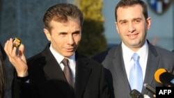 Премьер-министр Грузии Бидзина Иванишвили (слева) и министр обороны Грузии Ираклий Аласания. Тбилиси, 6 февраля 2013 года.