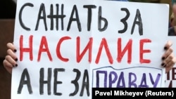 Плакат на акции против дискриминации и гендерного насилия в Алматы