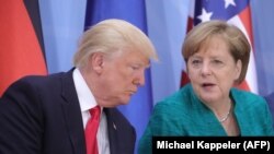 Angela Merkel (sağda) və Donald Trump, arxiv fotosu