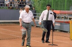 Колишній президент Росії Борис Єльцин (л) і Борис Нємцов грають у теніс, 1994 рік