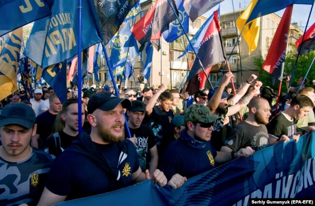 Украински националисти по време на шествието им в Одеса, 2 май 2014 г.
