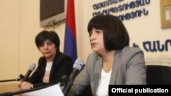 Карине Минасян (справа) на пресс-конференции