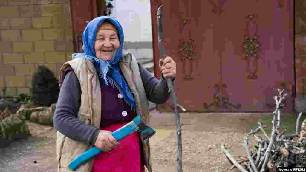 Зузанна Веремчук живе разом із рідною онукою на вулиці Житомирській. За словами пенсіонерки, на початку 50-х років минулого століття її сім'ю етнічних поляків переселили з Житомирської області. «Батько не хотів їхати у Крим, але в районі сказали: «Тоді відправимо в Казахстан...». Жінка – прихожанка римо-католицької церкви і по вихідних їздить у костел в Сімферополь. 11 її правнуків сьогодні живуть у Криму, Києві, Москві та на Херсонщині