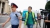 Полиция уходит от ответа на вопросы журналиста Азаттыка Манаса Кайыртайулы. Алматы, 10 июня 2019 года.