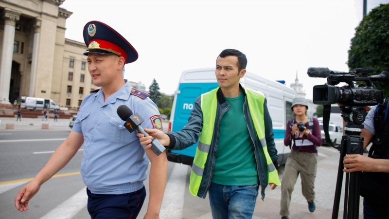 Синий жилет и желтая повязка: в Казахстане утвердили «правила» для журналистов на митингах