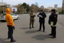 Карантин енгізілген Бакуде күштік құрылым өкілдері тұрғындардың құжаттарын тексеріп жатыр. 6 сәуір 2020 жыл.
