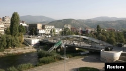 Most koji deli Mitrovicu