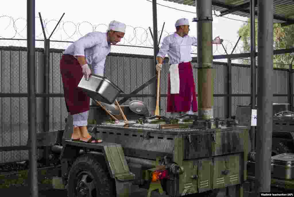 Кухарі готують кашу на польовій кухні на базі Хмеймім у жовтні 2015 року.&nbsp; Заступник міністра закордонних справ Росії Михайло Богданов заявив російським ЗМІ 13 грудня: &laquo;Бази все ще там, де вони завжди були на сирійській території. Ніяких інших рішень на даний момент не прийнято&raquo;