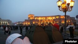 Armenia -- Opposition supporters rally at Yerevan's Republic Square to demand Prime Minister Nikol Pashinian's resignation, December 22, 2020.