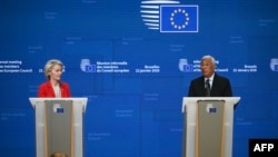 Претседателката на Европската комисија, Урсула фон дер Лајен, и претседателот на Европскиот совет, Антонио Кошта, на прес-конференција по вонредниот самит, Брисел, 22 јануари 2026 година.