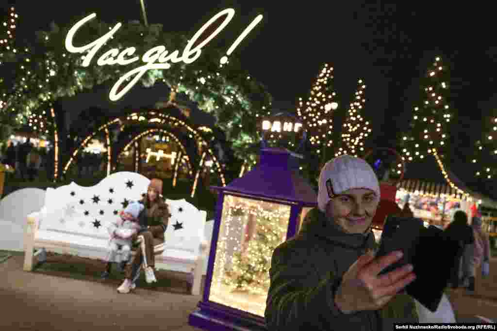 Люди роблять фото на одній з локацій «Зимової країни» на ВДНГ