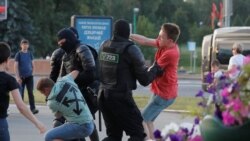 بيلاروس کې د اعتراضونو کوونکو او پولیسو ترمنځ اخ و ډب هم شوى.