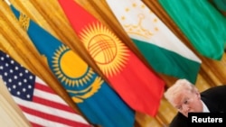  ABŞ-nyň prezidenti Donald Tramp 6-njy noýabrda Waşingtonda geçirilen Merkezi Aziýa sammitinde Gazagystanyň, Gyrgyzystanyň, Täjigistanyň, Türkmenistanyň we Özbegistanyň liderlerine ýüzlendi.
