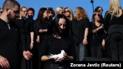 Бели гулаби за настраданите при падот на настрешницата на железничката станица во Нови Сад