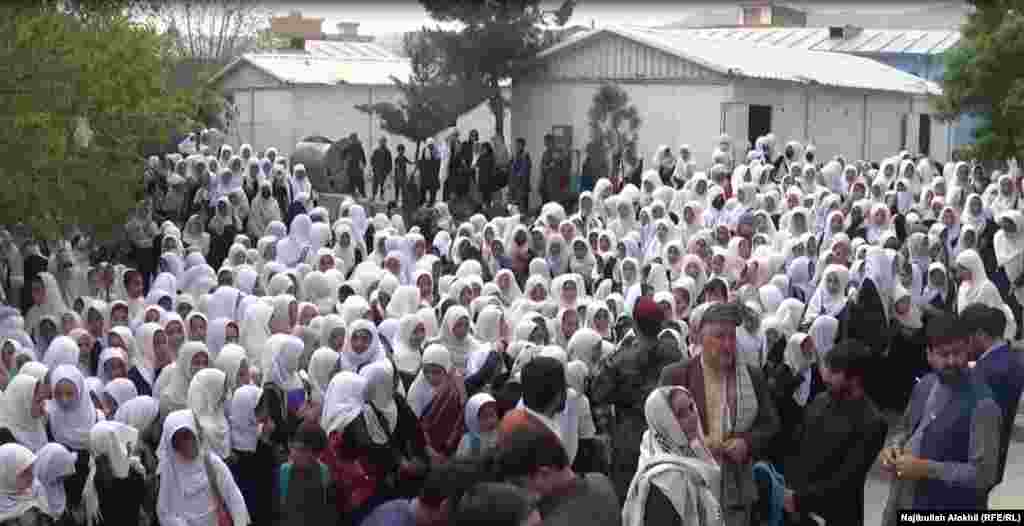 زده کوونکي په ښونځي کې راټول شوي دي.