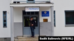 Sadik Ahmetović ispred Policijske stanice Srebrenica