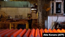 An employee works at the Iran Alloy Steel Company (IASCO)'s plant in the central Iranian city of Yazd, April 6, 2015. FILE PHOTO