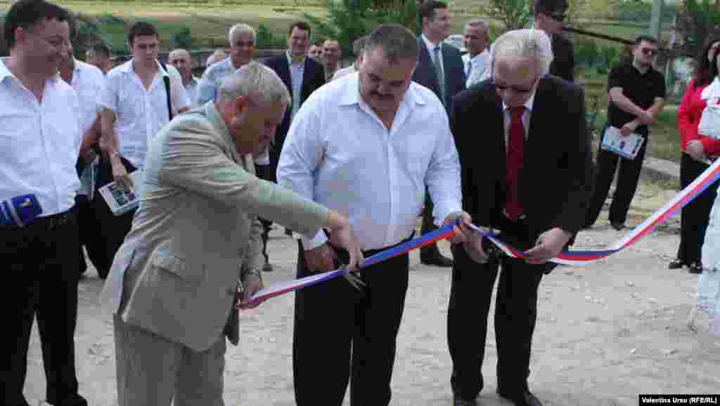 Ministrul Mediului, Gheorghe Şalaru (stânga), primarul de Nisporeni, Ion Gangan (centru), ambasadorul ceh Jaromir Kvapil (dreapta), tăind panglica la ceremonia oficială