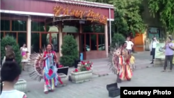 Музыканты из Эквадора выступают на улице. Алматы, 24 июня 2015 года. 