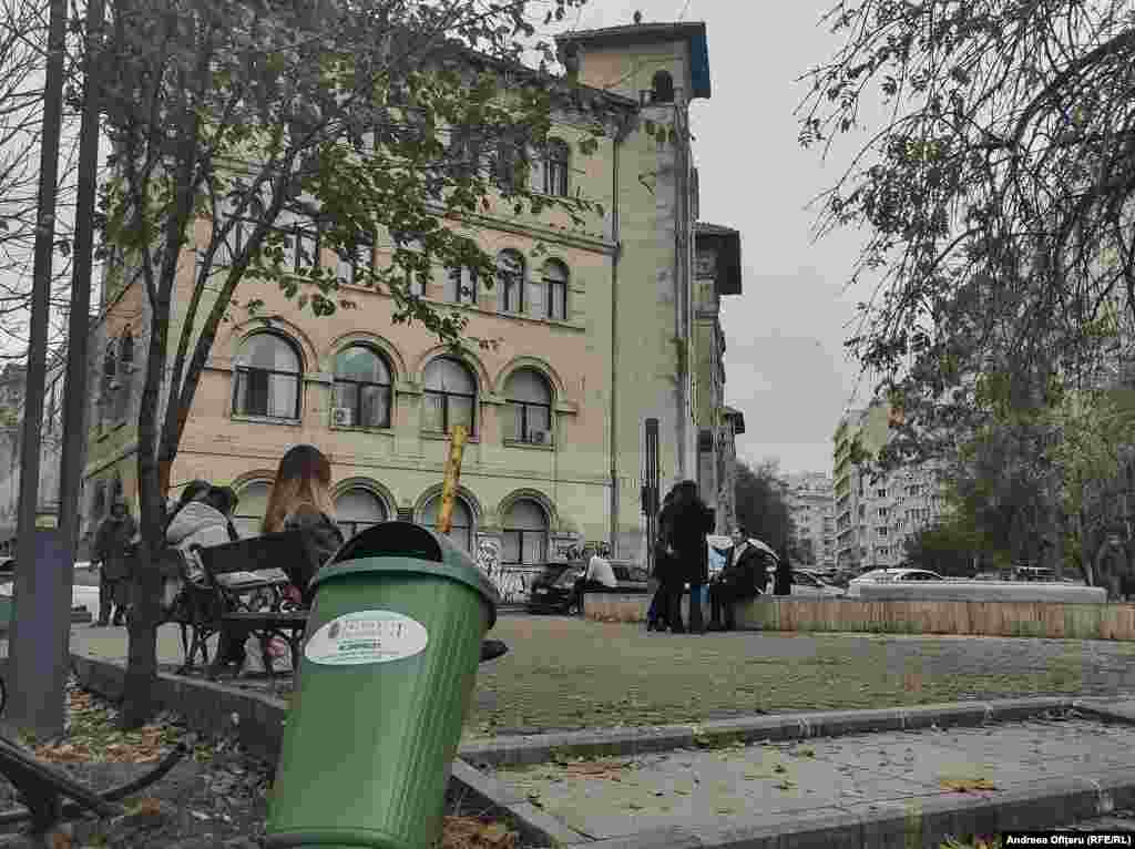 Zona Pieței Universității - La fântâna din fața Facultății de Arhitectură sunt coșuri de gunoaie dărâmate, dale sparte, mizerie pe jos.