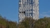 Дом на Мосфильмовской улице после удара дрона