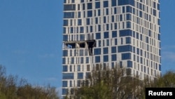 Fațada avariată a unui zgârie-nori în urma unui atac cu drone la Moscova, 4 mai 2026