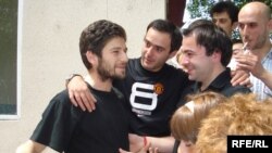 პატიმრობიდან გათავისუფლებული დაჩი ცაგურია (მარცხნივ)