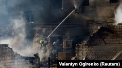 Пажарныя на месцы расейскага ўдару ў горадзе Бровары, Кіеўская вобласьць, Украіна, 14 сакавіка 2026 году.