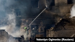 Пожарные на месте российского удара в городе Бровары, Киевская область, Украина, 14 марта 2026 года