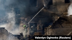 Pompierii intervin la locul unui atac cu rachete și drone rusești, în orașul Brovarî, regiunea Kiev, 14 martie 2026. 