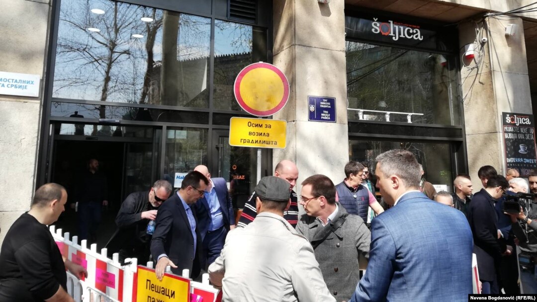 Protest opozicije ispred zgrade REM-a u Beogradu u aprilu 2019. godine