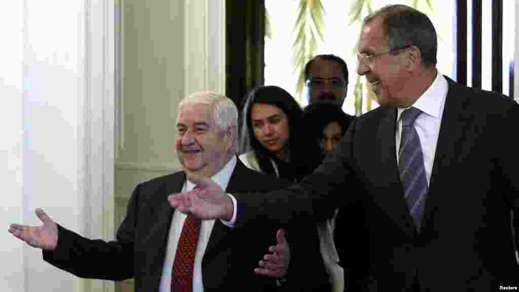 O prietenie afișată: ministrul de externe rus, Sergei Lavrov (dr.) îi arată drumul omologului său sirian, Walid al-Muallem, în vizită la Moscova (9 septembrie 2013)