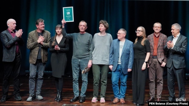 Сяргей Дубавец і фіналісты Літаратурнай прэміі імя Ежы Гедройця . Гданьск, 15 лістапада 2025. Фота: PEN Belarus