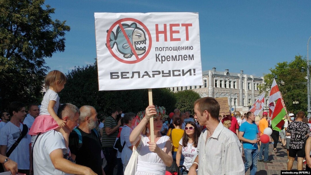 "No to Kremlin takeover of Belarus!" Belarusian protesters increasingly want the Kremlin to stay out of their affairs.