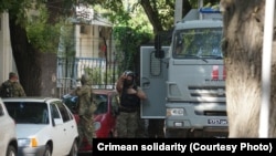 Затримання активістів біля будівлі ФСБ в окупованому Криму