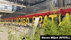 Mural "Kad se vojska na Kosovo vrati" u Sremkoj ulici su aktivisti prekrečili, ali su ga nepoznati muškarci vrlo brzo ponovo napisali na istom mestu