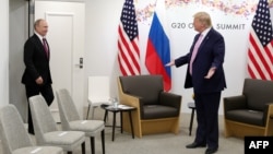 АҚШ президенті Дональд Трамп (оң жақта) пен Ресей президенті Владимир Путин G20 саммиті кезінде. Осака, Жапония, 28 маусым, 2019 жыл.