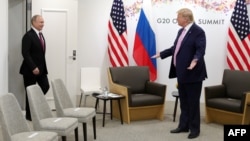 Donald Tramp 2019-cu ildə Osakada keçirilən G20 sammiti çərçivəsində Vladimir Putinlə görüşdə.