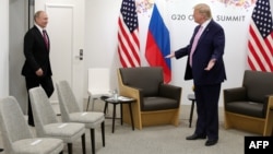 Američki predsjednik Donald Trump i ruski predsjednik Vladimir Putin tokom susreta u junu 2019. godine na samitu G20 u Osaki