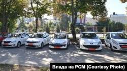 Регистарски таблички во црвено-жолта боја за службените возила во Северна Македонија.