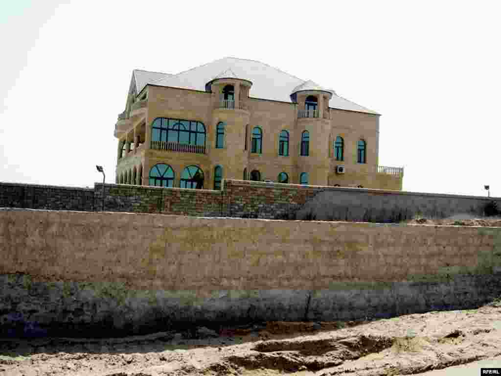 Bakının Balaxanı, Şüvəlan qəsəbələrindən və «İkinci mədən ərazisi»ndən fotosessiya... Ətraflı