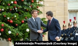 Președintele francez Emmanuel Macron l-a întâmpinat pe șeful statului român în fața Palatului Élysée