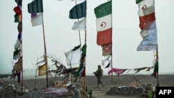 عسکر امریکایی در حال عبور از یک قبرستان در افغانستان